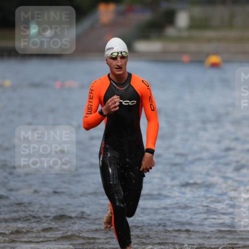 14.09.2025 - Stadtparktriathlon Michael Strokosch http://msf.ph/oto/8876163 14.09.2025 13:15:33 Schwimmen 1571, 1611, 1620 meine-sportfotos.de