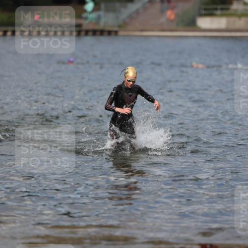 14.09.2025 - Stadtparktriathlon Michael Strokosch http://msf.ph/oto/8876218 14.09.2025 13:16:07 Schwimmen 1576, 1581, 1596 meine-sportfotos.de