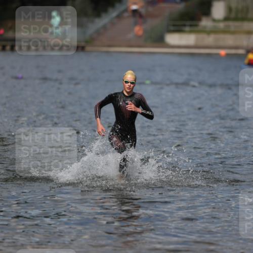 14.09.2025 - Stadtparktriathlon Michael Strokosch http://msf.ph/oto/8876219 14.09.2025 13:16:08 Schwimmen 1576, 1581, 1596 meine-sportfotos.de