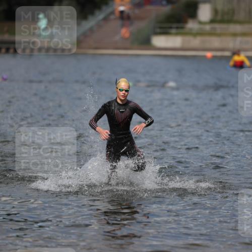 14.09.2025 - Stadtparktriathlon Michael Strokosch http://msf.ph/oto/8876220 14.09.2025 13:16:08 Schwimmen 1576, 1581, 1596 meine-sportfotos.de