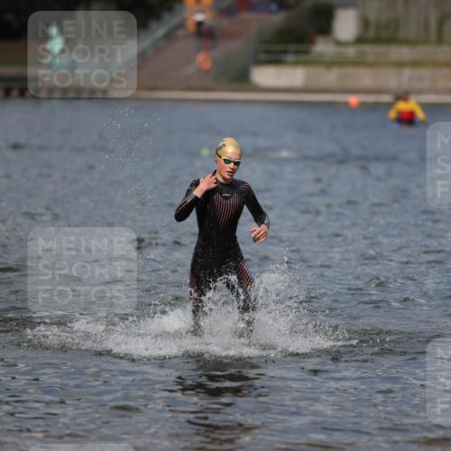 14.09.2025 - Stadtparktriathlon Michael Strokosch http://msf.ph/oto/8876221 14.09.2025 13:16:08 Schwimmen 1576, 1581, 1596 meine-sportfotos.de