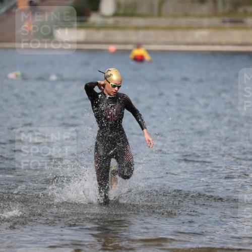 14.09.2025 - Stadtparktriathlon Michael Strokosch http://msf.ph/oto/8876227 14.09.2025 13:16:09 Schwimmen 1576, 1581, 1596, 1607 meine-sportfotos.de