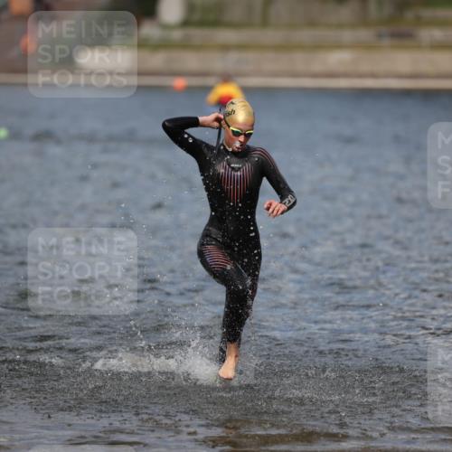 14.09.2025 - Stadtparktriathlon Michael Strokosch http://msf.ph/oto/8876230 14.09.2025 13:16:10 Schwimmen 1576, 1581, 1596, 1607 meine-sportfotos.de