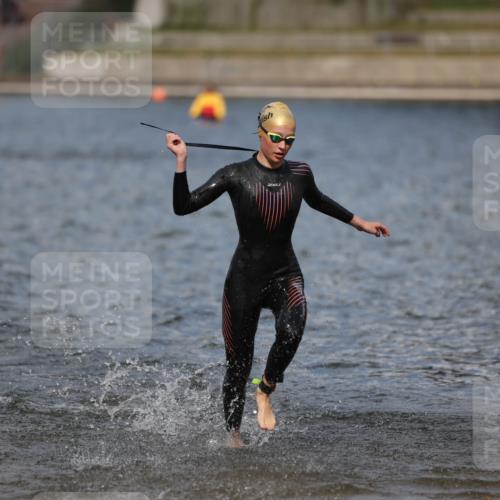 14.09.2025 - Stadtparktriathlon Michael Strokosch http://msf.ph/oto/8876232 14.09.2025 13:16:10 Schwimmen 1576, 1581, 1596, 1607 meine-sportfotos.de
