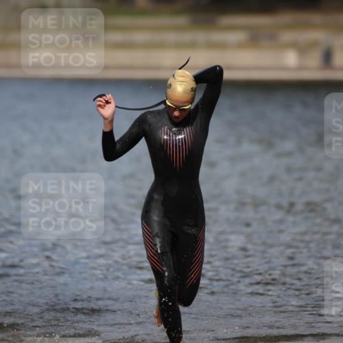 14.09.2025 - Stadtparktriathlon Michael Strokosch http://msf.ph/oto/8876238 14.09.2025 13:16:11 Schwimmen 1576, 1581, 1596, 1603, 1605, 1607 meine-sportfotos.de