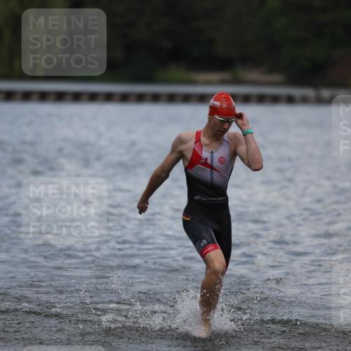 14.09.2025 - Stadtparktriathlon Michael Strokosch http://msf.ph/oto/8876392 14.09.2025 13:17:11 Schwimmen 1604, 1612 meine-sportfotos.de