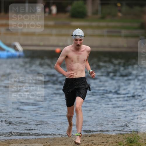 14.09.2025 - Stadtparktriathlon Michael Strokosch http://msf.ph/oto/8876576 14.09.2025 13:18:05 Schwimmen 1549, 1553 meine-sportfotos.de
