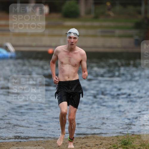 14.09.2025 - Stadtparktriathlon Michael Strokosch http://msf.ph/oto/8876578 14.09.2025 13:18:05 Schwimmen 1549, 1553 meine-sportfotos.de