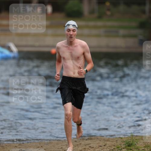 14.09.2025 - Stadtparktriathlon Michael Strokosch http://msf.ph/oto/8876579 14.09.2025 13:18:05 Schwimmen 1549, 1553 meine-sportfotos.de