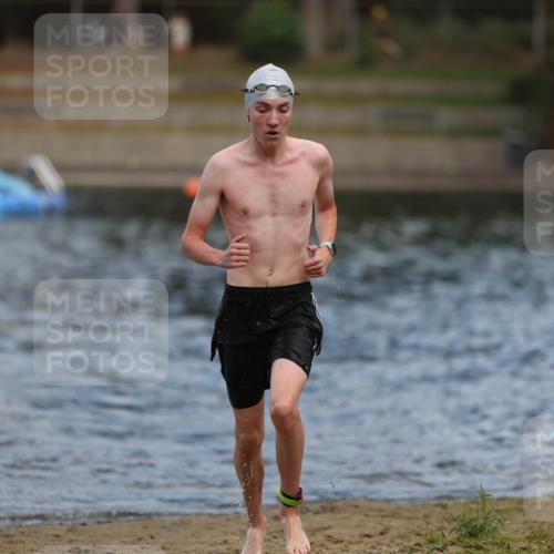 14.09.2025 - Stadtparktriathlon Michael Strokosch http://msf.ph/oto/8876581 14.09.2025 13:18:05 Schwimmen 1549, 1553 meine-sportfotos.de