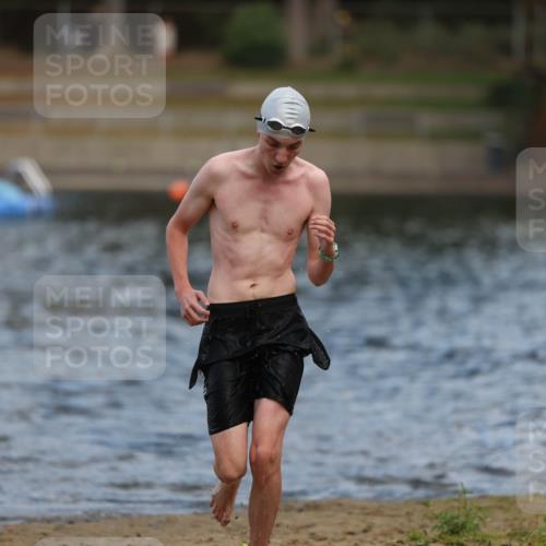 14.09.2025 - Stadtparktriathlon Michael Strokosch http://msf.ph/oto/8876582 14.09.2025 13:18:06 Schwimmen 1549, 1553 meine-sportfotos.de