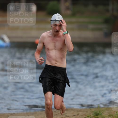 14.09.2025 - Stadtparktriathlon Michael Strokosch http://msf.ph/oto/8876585 14.09.2025 13:18:06 Schwimmen 1549, 1553 meine-sportfotos.de
