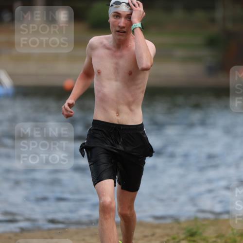 14.09.2025 - Stadtparktriathlon Michael Strokosch http://msf.ph/oto/8876589 14.09.2025 13:18:06 Schwimmen 1549, 1553 meine-sportfotos.de