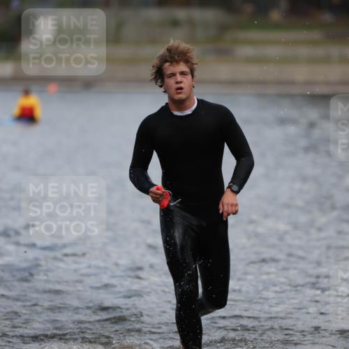 14.09.2025 - Stadtparktriathlon Michael Strokosch http://msf.ph/oto/8876606 14.09.2025 13:18:21 Schwimmen 1561 meine-sportfotos.de
