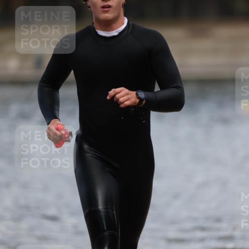 14.09.2025 - Stadtparktriathlon Michael Strokosch http://msf.ph/oto/8876616 14.09.2025 13:18:22 Schwimmen 1561 meine-sportfotos.de