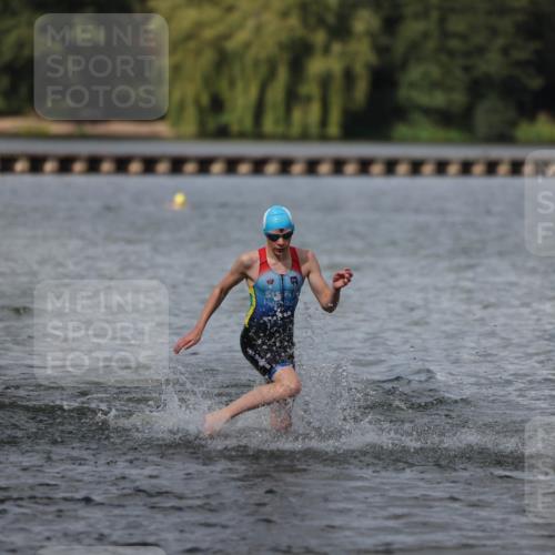 14.09.2025 - Stadtparktriathlon Michael Strokosch http://msf.ph/oto/8876719 14.09.2025 13:19:57 Schwimmen 1586, 1589, 1597 meine-sportfotos.de