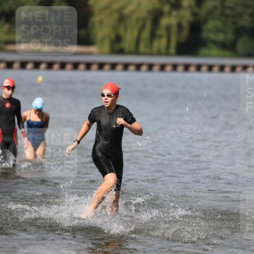 14.09.2025 - Stadtparktriathlon Michael Strokosch http://msf.ph/oto/8876748 14.09.2025 13:20:05 Schwimmen 1586, 1589, 1591 meine-sportfotos.de