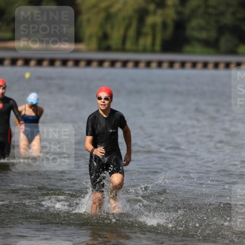 14.09.2025 - Stadtparktriathlon Michael Strokosch http://msf.ph/oto/8876749 14.09.2025 13:20:05 Schwimmen 1586, 1589, 1591 meine-sportfotos.de