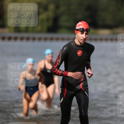 14.09.2025 - Stadtparktriathlon Michael Strokosch http://msf.ph/oto/8876785 14.09.2025 13:20:14 Schwimmen 1573, 1582, 1591 meine-sportfotos.de