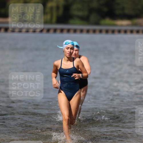 14.09.2025 - Stadtparktriathlon Michael Strokosch http://msf.ph/oto/8876790 14.09.2025 13:20:16 Schwimmen 1573, 1582, 1591 meine-sportfotos.de
