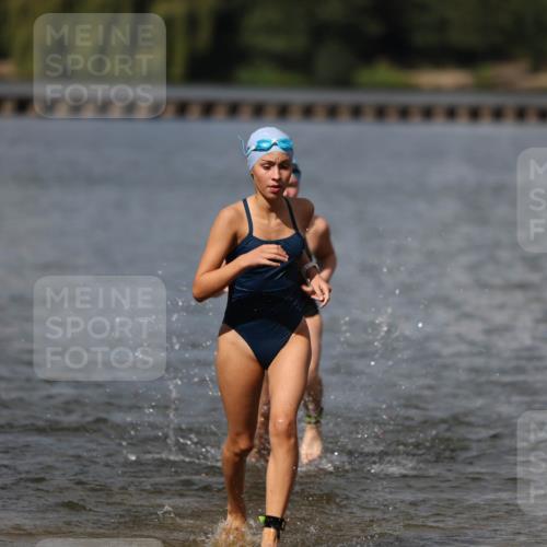 14.09.2025 - Stadtparktriathlon Michael Strokosch http://msf.ph/oto/8876792 14.09.2025 13:20:16 Schwimmen 1573, 1582, 1591 meine-sportfotos.de