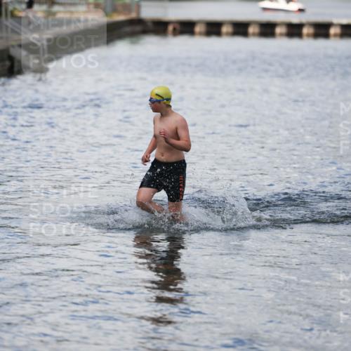 14.09.2025 - Stadtparktriathlon Michael Strokosch http://msf.ph/oto/8876876 14.09.2025 13:22:15 Schwimmen 1608 meine-sportfotos.de