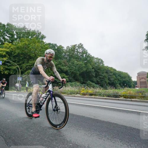 14.09.2025 - Stadtparktriathlon Michael Burmester http://msf.ph/oto/8888886 14.09.2025 08:56:19 Radfahren 318, 322, 339, 342, 350, 358, 363, 370 meine-sportfotos.de