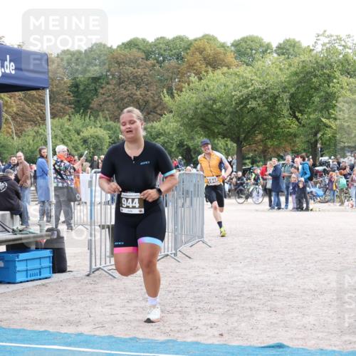 14.09.2025 - Stadtparktriathlon Strokosch-Dieckow http://msf.ph/oto/8889046 14.09.2025 12:37:27 Ziel 944, 1048 meine-sportfotos.de
