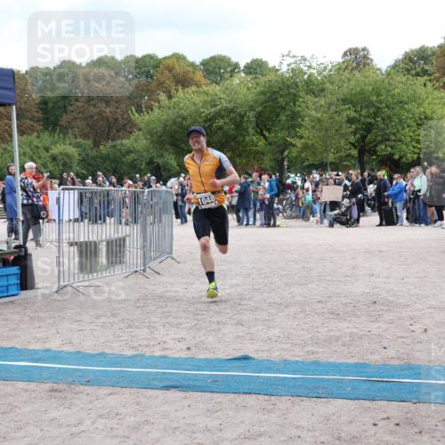 14.09.2025 - Stadtparktriathlon Strokosch-Dieckow http://msf.ph/oto/8889054 14.09.2025 12:37:28 Ziel 944, 1048 meine-sportfotos.de