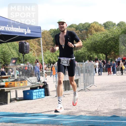 14.09.2025 - Stadtparktriathlon Strokosch-Dieckow http://msf.ph/oto/8889752 14.09.2025 12:45:29 Ziel 946, 1056, 1063 meine-sportfotos.de