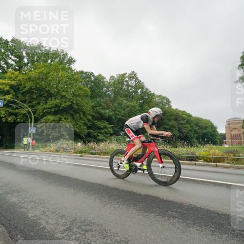 14.09.2025 - Stadtparktriathlon Michael Burmester http://msf.ph/oto/8889898 14.09.2025 09:22:50 Radfahren 328, 372, 406 meine-sportfotos.de