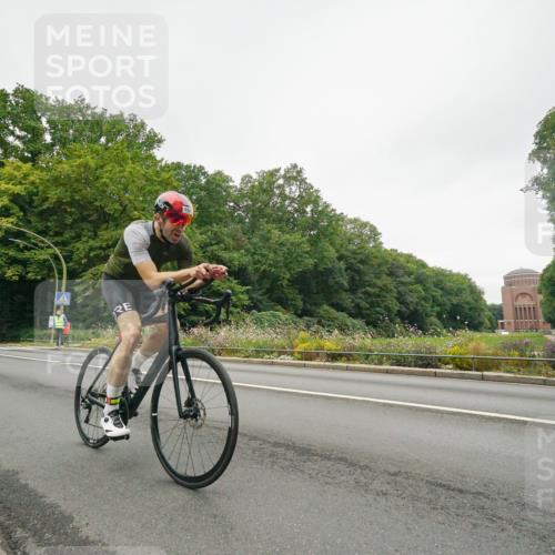 14.09.2025 - Stadtparktriathlon Michael Burmester http://msf.ph/oto/8890714 14.09.2025 10:01:29 Radfahren 554, 587, 609 meine-sportfotos.de