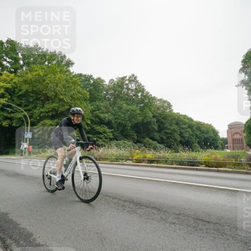 14.09.2025 - Stadtparktriathlon Michael Burmester http://msf.ph/oto/8890753 14.09.2025 10:03:34 Radfahren 534, 589, 611 meine-sportfotos.de