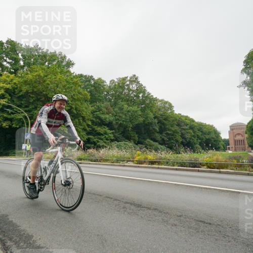 14.09.2025 - Stadtparktriathlon Michael Burmester http://msf.ph/oto/8890833 14.09.2025 10:08:49 Radfahren 550, 587, 593 meine-sportfotos.de