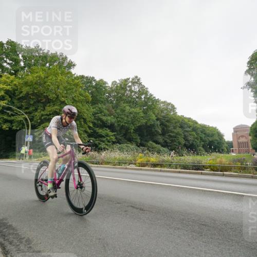 14.09.2025 - Stadtparktriathlon Michael Burmester http://msf.ph/oto/8891220 14.09.2025 10:26:23 Radfahren 665, 695 meine-sportfotos.de