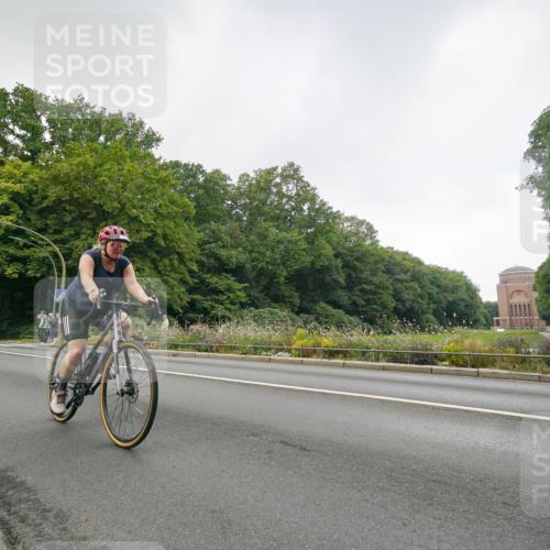 14.09.2025 - Stadtparktriathlon Michael Burmester http://msf.ph/oto/8891316 14.09.2025 10:30:37 Radfahren 527, 596, 642, 645, 697, 700 meine-sportfotos.de