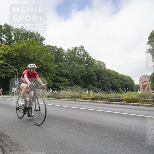 14.09.2025 - Stadtparktriathlon Michael Burmester http://msf.ph/oto/8891424 14.09.2025 10:36:37 Radfahren 558, 686, 717, 720, 817 meine-sportfotos.de