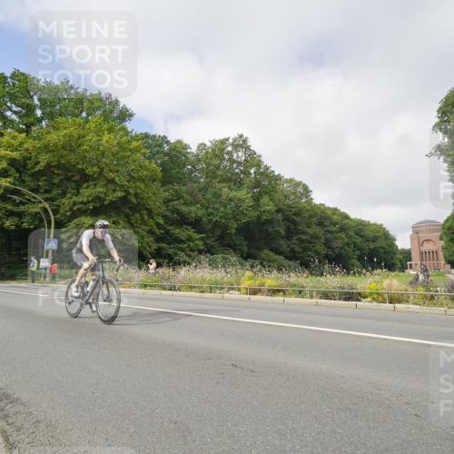 14.09.2025 - Stadtparktriathlon Michael Burmester http://msf.ph/oto/8891527 14.09.2025 10:39:22 Radfahren 515, 637, 758, 801, 815 meine-sportfotos.de