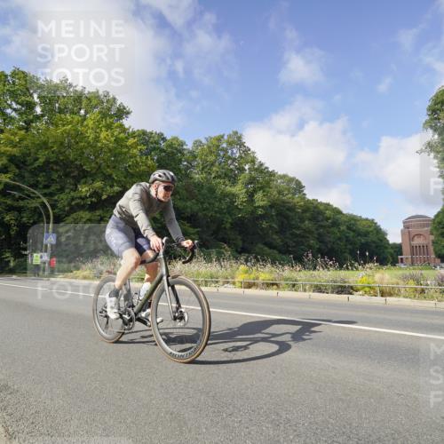 14.09.2025 - Stadtparktriathlon Michael Burmester http://msf.ph/oto/8891761 14.09.2025 10:44:36 Radfahren 677, 727, 813 meine-sportfotos.de