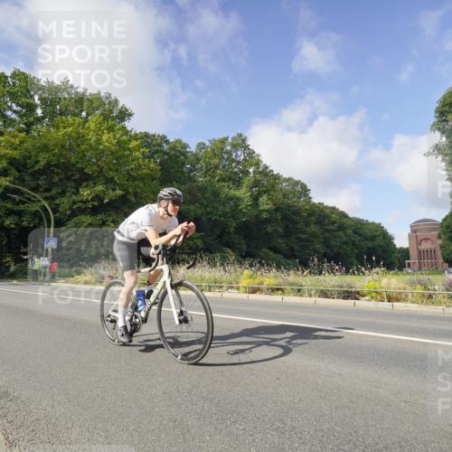 14.09.2025 - Stadtparktriathlon Michael Burmester http://msf.ph/oto/8891763 14.09.2025 10:44:43 Radfahren 631, 694, 743, 785, 813 meine-sportfotos.de