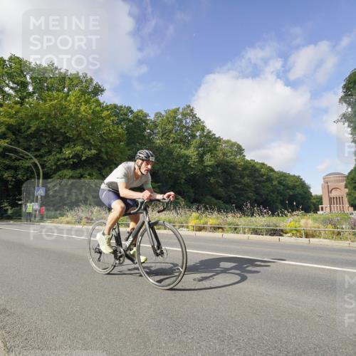 14.09.2025 - Stadtparktriathlon Michael Burmester http://msf.ph/oto/8891780 14.09.2025 10:45:19 Radfahren 642, 723, 730, 748, 800 meine-sportfotos.de