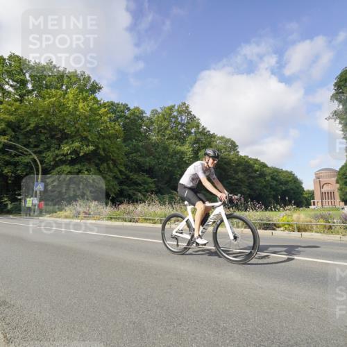 14.09.2025 - Stadtparktriathlon Michael Burmester http://msf.ph/oto/8891783 14.09.2025 10:45:21 Radfahren 639, 642, 723, 730, 748, 800 meine-sportfotos.de