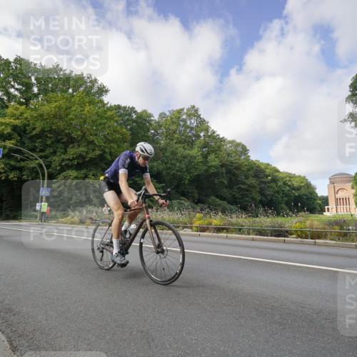 14.09.2025 - Stadtparktriathlon Michael Burmester http://msf.ph/oto/8891896 14.09.2025 10:49:50 Radfahren 638, 643, 744, 754 meine-sportfotos.de