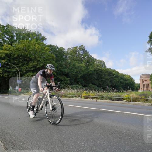 14.09.2025 - Stadtparktriathlon Michael Burmester http://msf.ph/oto/8892014 14.09.2025 10:54:36 Radfahren 629, 667, 671, 688, 732, 749, 823, 880 meine-sportfotos.de