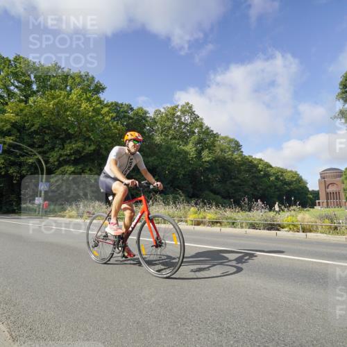 14.09.2025 - Stadtparktriathlon Michael Burmester http://msf.ph/oto/8892070 14.09.2025 10:56:20 Radfahren 645, 756, 760, 888 meine-sportfotos.de