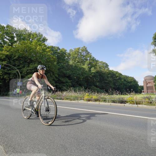 14.09.2025 - Stadtparktriathlon Michael Burmester http://msf.ph/oto/8892285 14.09.2025 11:03:11 Radfahren 646, 708, 849, 877, 888 meine-sportfotos.de