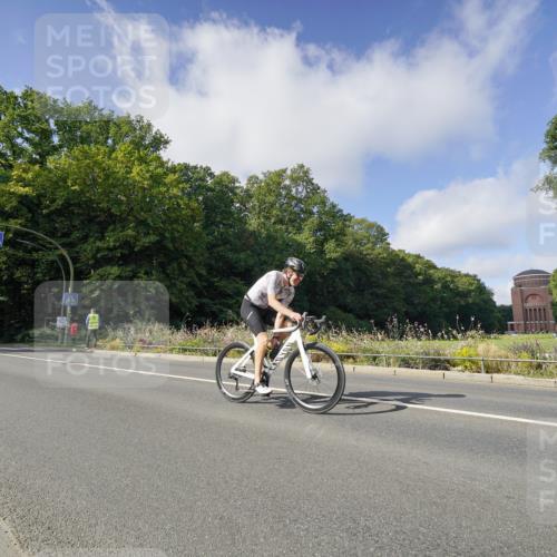 14.09.2025 - Stadtparktriathlon Michael Burmester http://msf.ph/oto/8892387 14.09.2025 11:06:36 Radfahren 748, 777, 816, 820, 862 meine-sportfotos.de