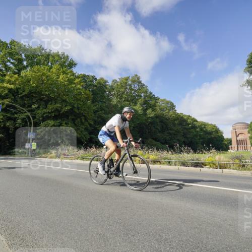 14.09.2025 - Stadtparktriathlon Michael Burmester http://msf.ph/oto/8892493 14.09.2025 11:11:41 Radfahren 740, 792, 822, 911, 914 meine-sportfotos.de