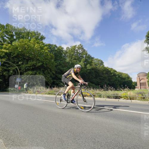 14.09.2025 - Stadtparktriathlon Michael Burmester http://msf.ph/oto/8892516 14.09.2025 11:12:19 Radfahren 734, 746, 774, 801, 803, 807, 818, 835, 846 meine-sportfotos.de