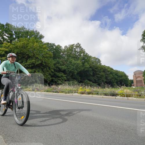 14.09.2025 - Stadtparktriathlon Michael Burmester http://msf.ph/oto/8892629 14.09.2025 11:18:03 Radfahren 909, 961, 1016 meine-sportfotos.de